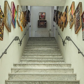 Galleria civica, esposizione di opere lungo la scala